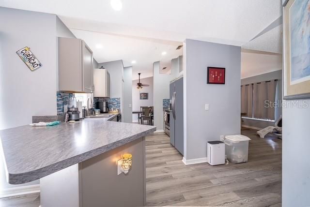 Под контрактом: $319,999 (3 спален, 2 ванн, 1403 Квадратных фут)