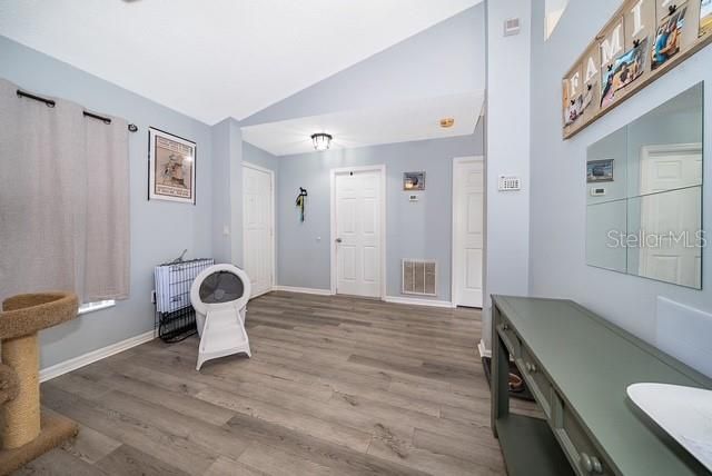 Под контрактом: $319,999 (3 спален, 2 ванн, 1403 Квадратных фут)