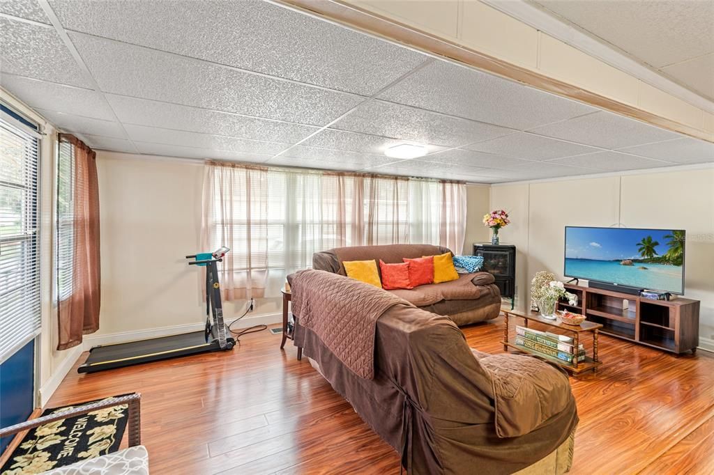 For Sale: $75,900 (3 beds, 2 baths, 1141 Square Feet)