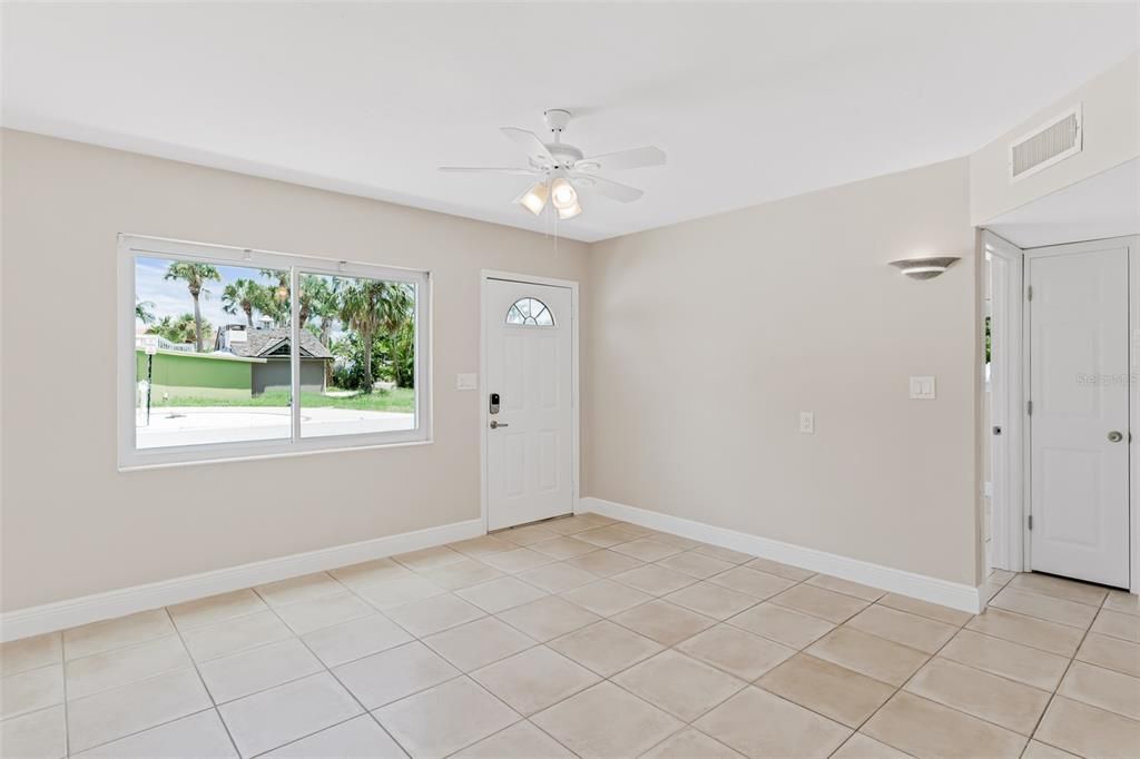 For Rent: $2,450 (2 beds, 1 baths, 729 Square Feet)