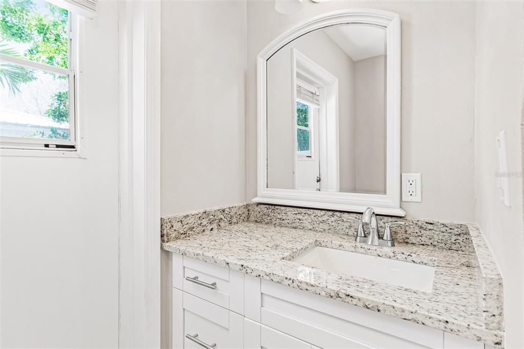 For Rent: $2,450 (2 beds, 1 baths, 729 Square Feet)