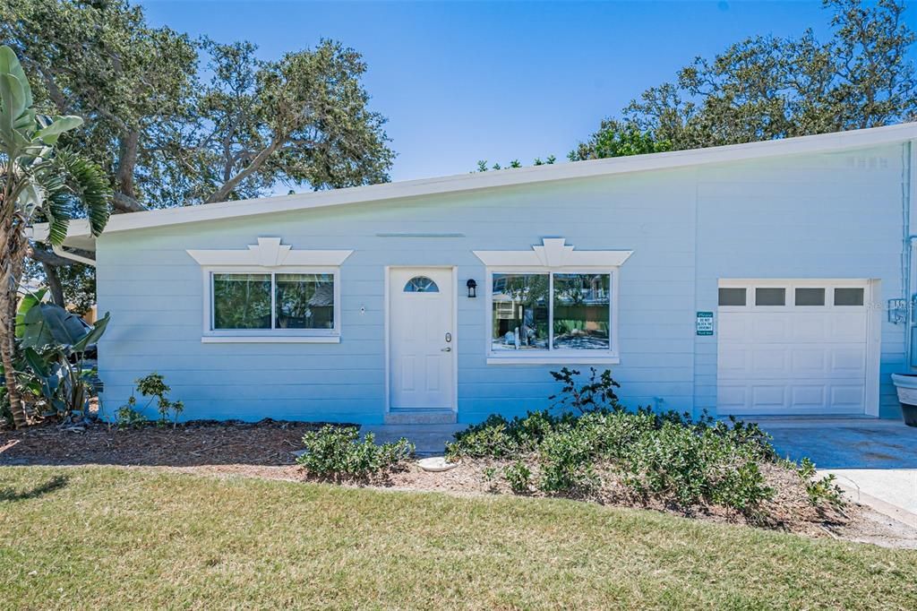 For Rent: $2,450 (2 beds, 1 baths, 729 Square Feet)