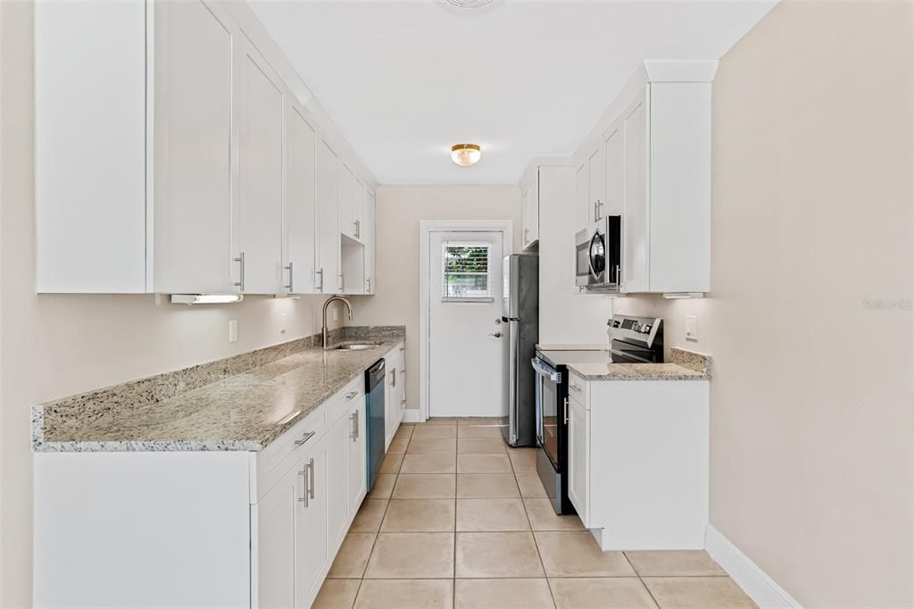 For Rent: $2,450 (2 beds, 1 baths, 729 Square Feet)