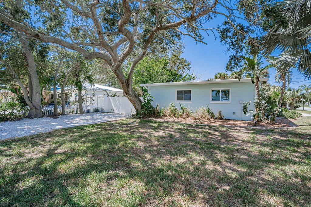 For Rent: $2,450 (2 beds, 1 baths, 729 Square Feet)