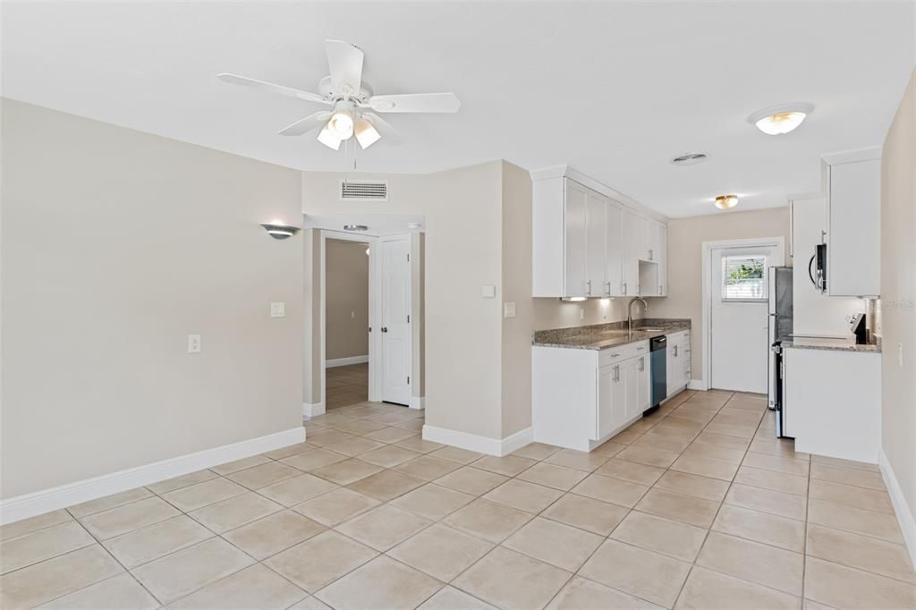 For Rent: $2,450 (2 beds, 1 baths, 729 Square Feet)