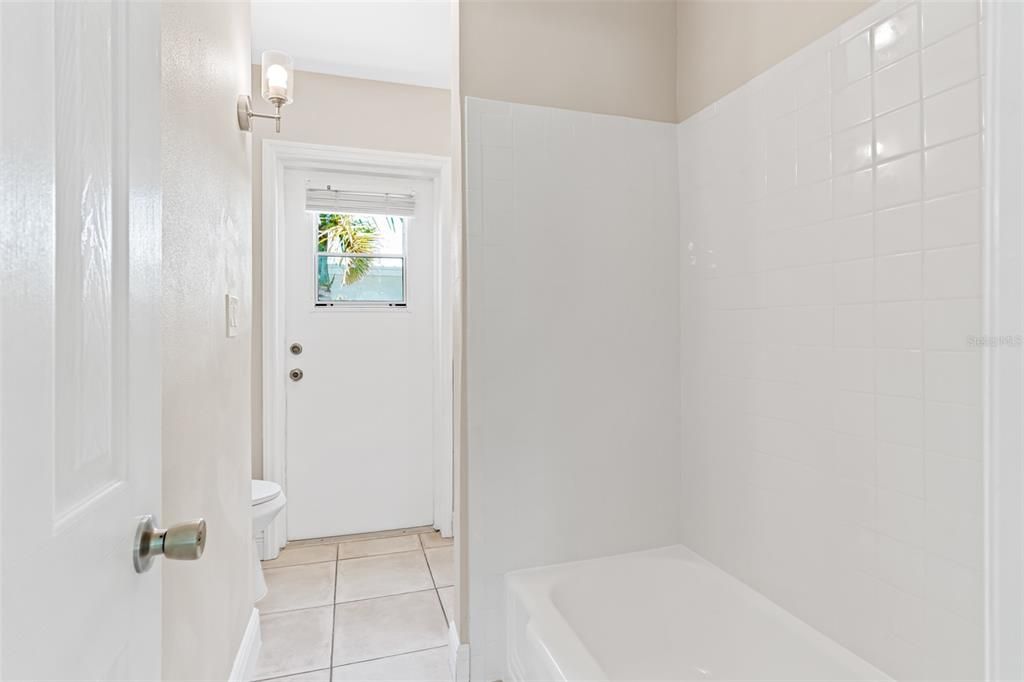 For Rent: $2,450 (2 beds, 1 baths, 729 Square Feet)