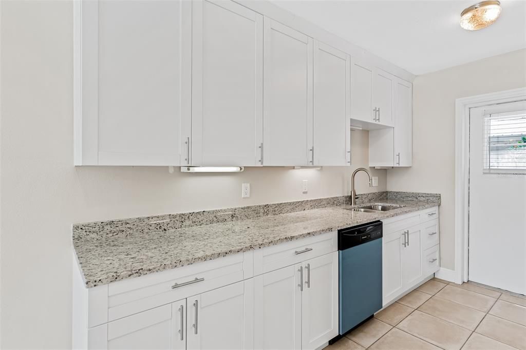 For Rent: $2,450 (2 beds, 1 baths, 729 Square Feet)