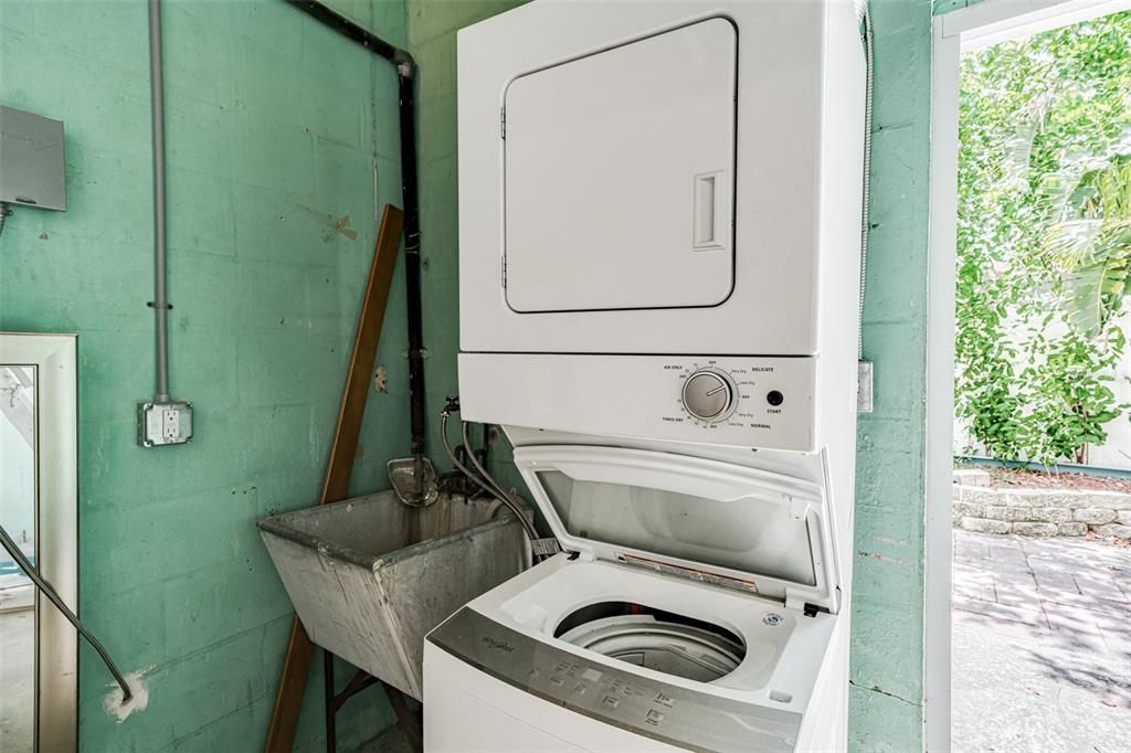 For Rent: $2,450 (2 beds, 1 baths, 729 Square Feet)