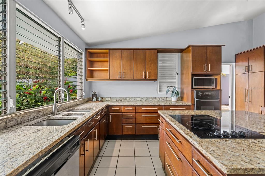 На продажу: $1,500,000 (5 спален, 4 ванн, 2923 Квадратных фут)