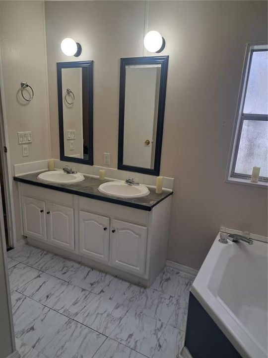 Active With Contract: $199,000 (3 beds, 2 baths, 1176 Square Feet)