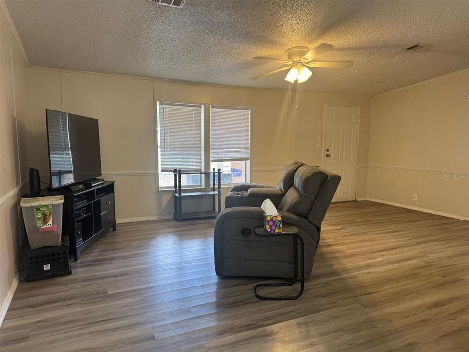 Active With Contract: $199,000 (3 beds, 2 baths, 1176 Square Feet)