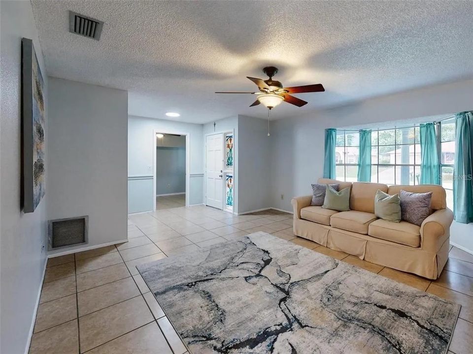 出租: $2,200 (4 贝兹, 2 浴室, 1923 平方英尺)