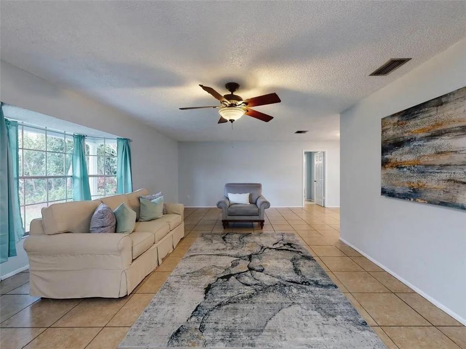 出租: $2,200 (4 贝兹, 2 浴室, 1923 平方英尺)