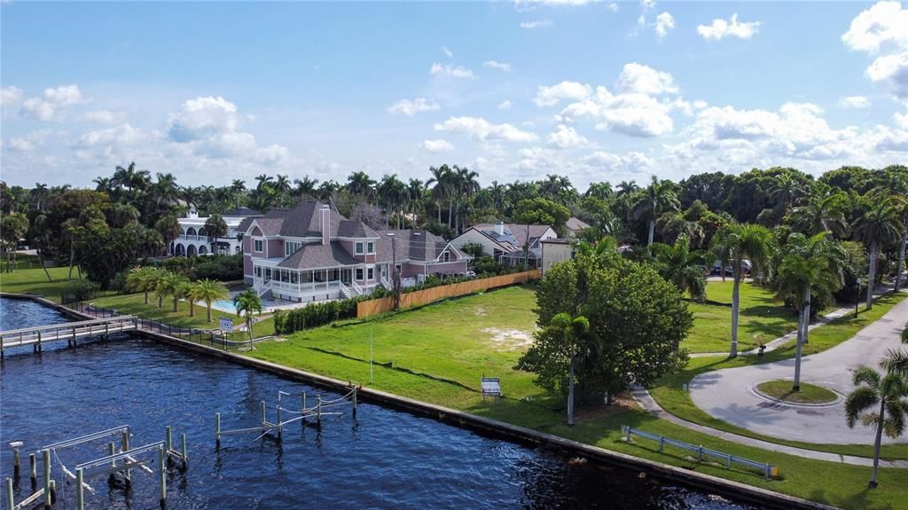 待售: $1,285,000 (0.43 acres)