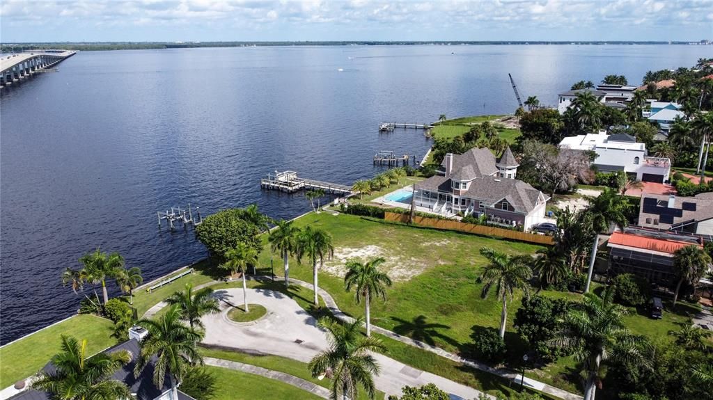 待售: $1,285,000 (0.43 acres)