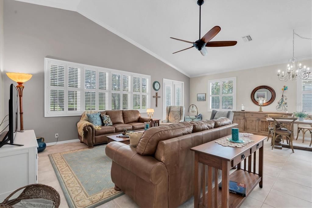 合同活跃: $455,000 (2 贝兹, 2 浴室, 2053 平方英尺)