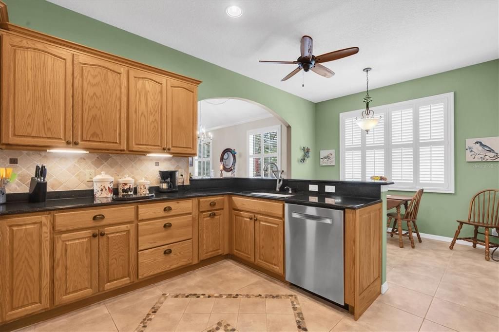 合同活跃: $455,000 (2 贝兹, 2 浴室, 2053 平方英尺)