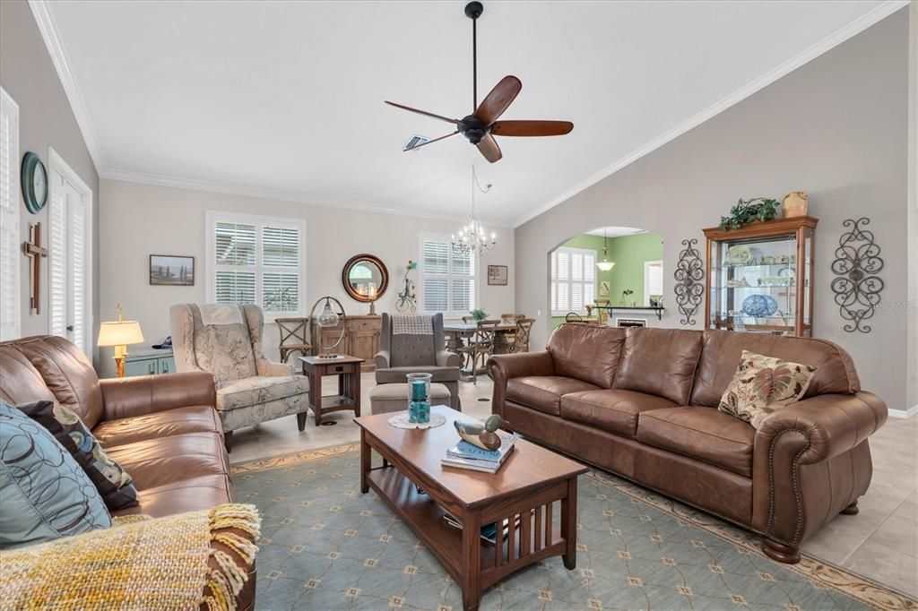 合同活跃: $455,000 (2 贝兹, 2 浴室, 2053 平方英尺)