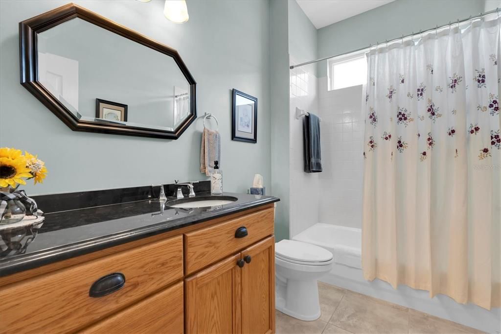 合同活跃: $455,000 (2 贝兹, 2 浴室, 2053 平方英尺)