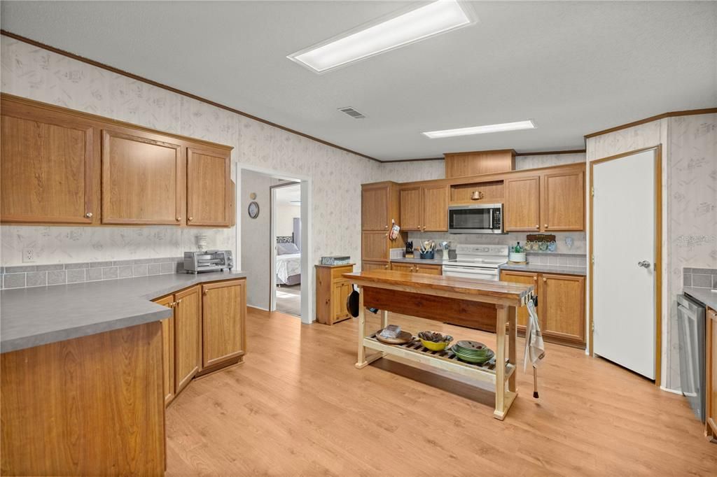 For Sale: $279,500 (4 beds, 2 baths, 2334 Square Feet)