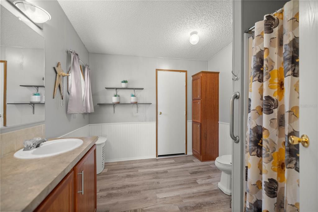 For Sale: $279,500 (4 beds, 2 baths, 2334 Square Feet)