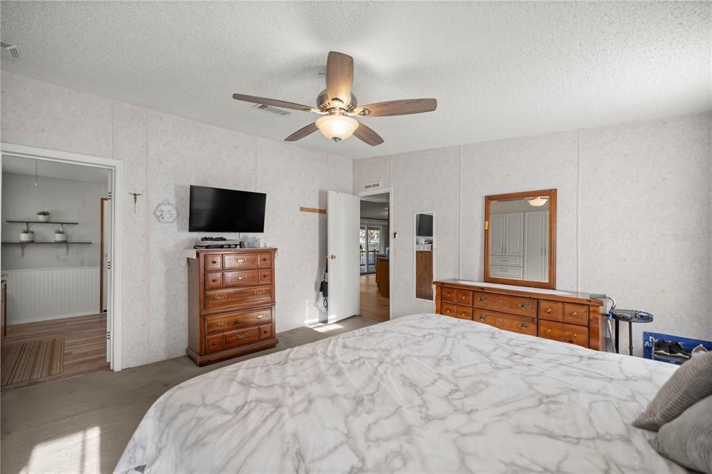 For Sale: $279,500 (4 beds, 2 baths, 2334 Square Feet)