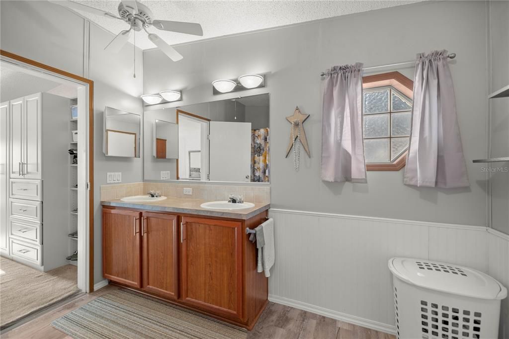 For Sale: $279,500 (4 beds, 2 baths, 2334 Square Feet)