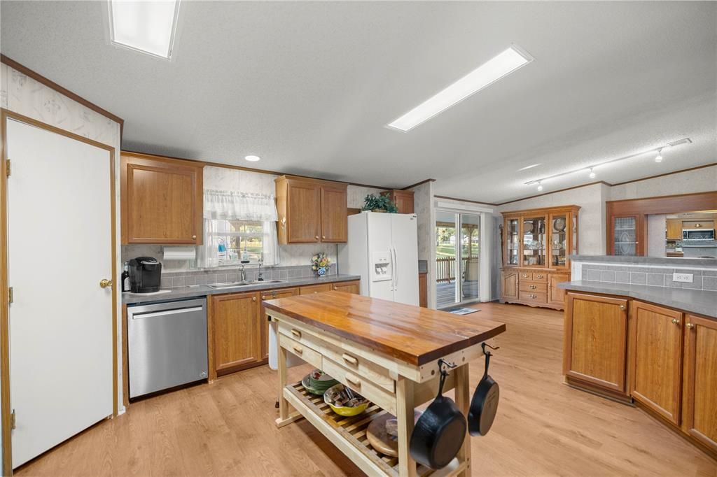 For Sale: $279,500 (4 beds, 2 baths, 2334 Square Feet)