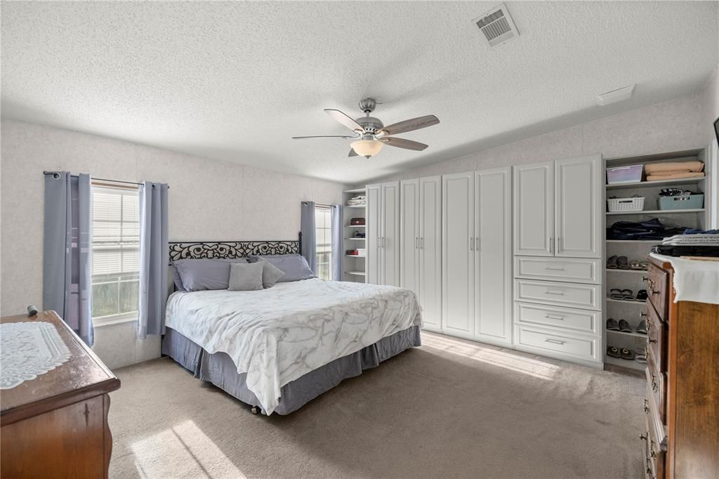 For Sale: $279,500 (4 beds, 2 baths, 2334 Square Feet)