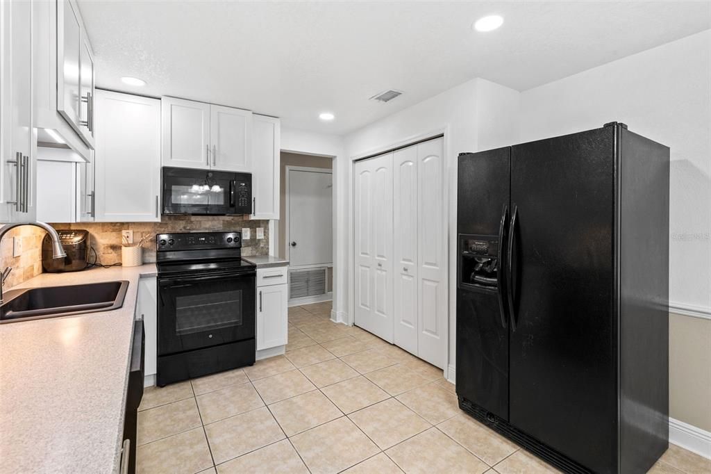 Active With Contract: $393,850 (3 beds, 2 baths, 1650 Square Feet)