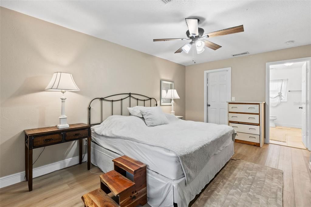 Active With Contract: $393,850 (3 beds, 2 baths, 1650 Square Feet)