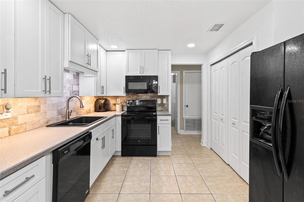 Active With Contract: $393,850 (3 beds, 2 baths, 1650 Square Feet)