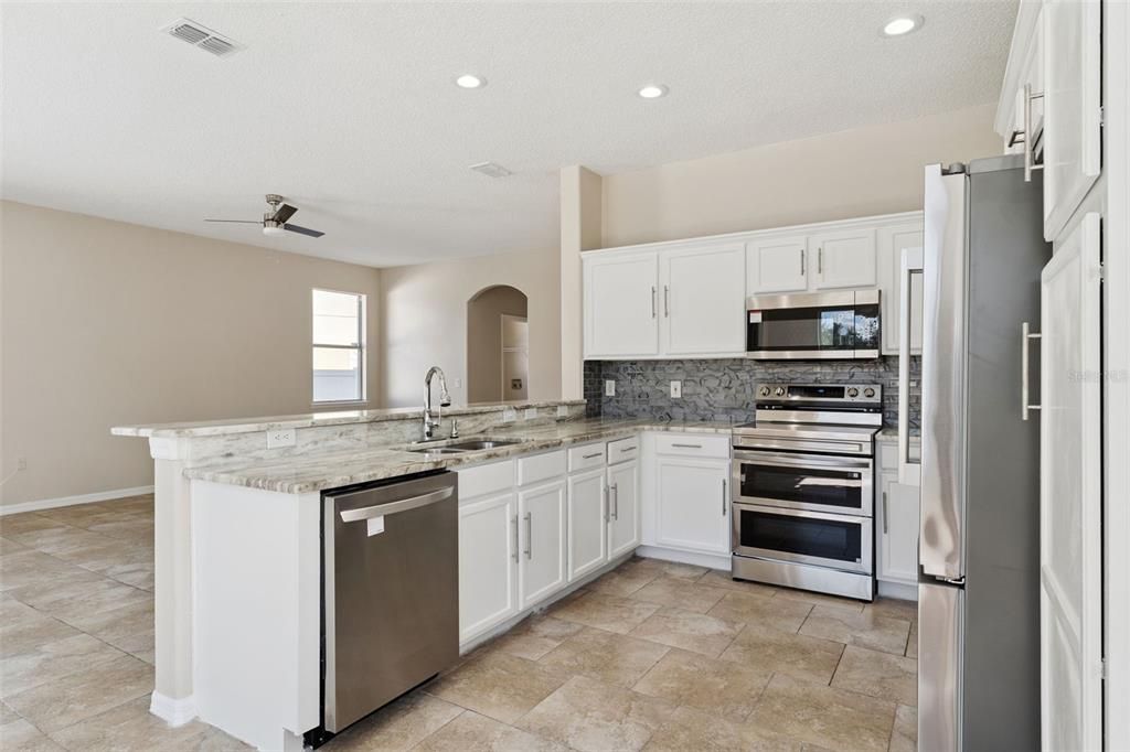 Под контрактом: $557,900 (4 спален, 3 ванн, 2912 Квадратных фут)