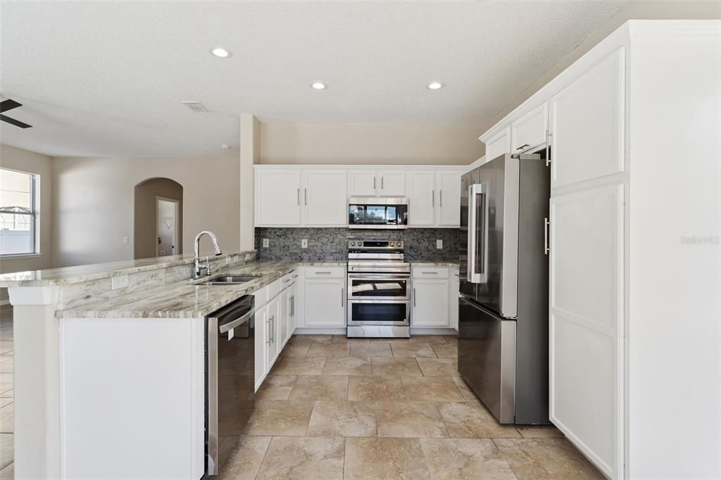 Под контрактом: $557,900 (4 спален, 3 ванн, 2912 Квадратных фут)