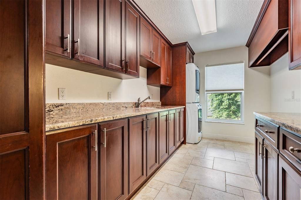 For Sale: $1,100,000 (5 beds, 3 baths, 3450 Square Feet)