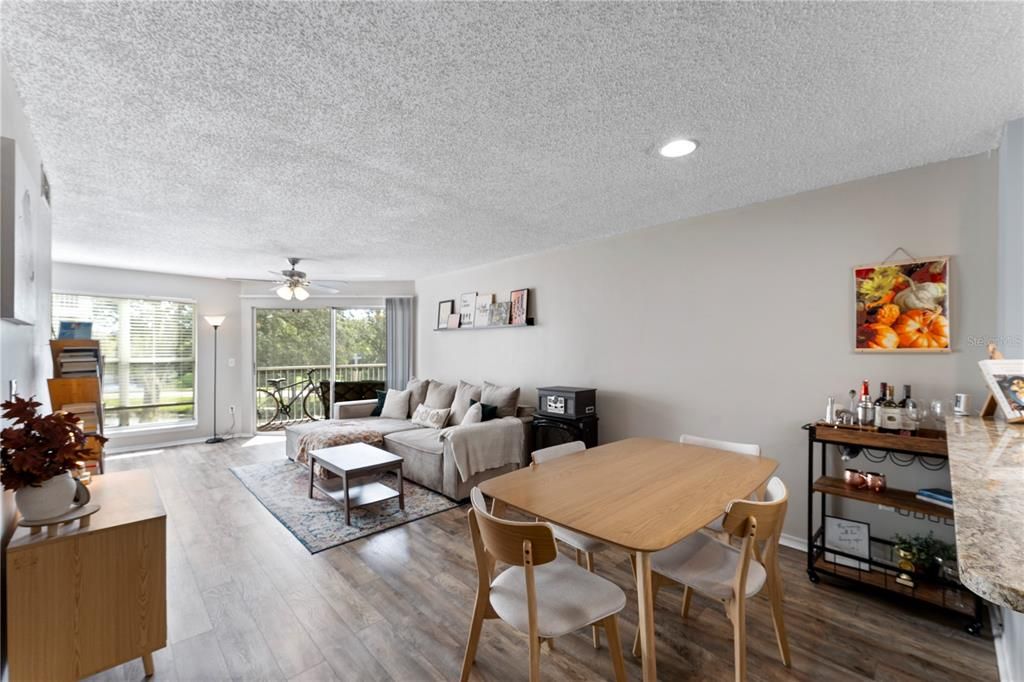 Active With Contract: $179,999 (2 beds, 2 baths, 990 Square Feet)