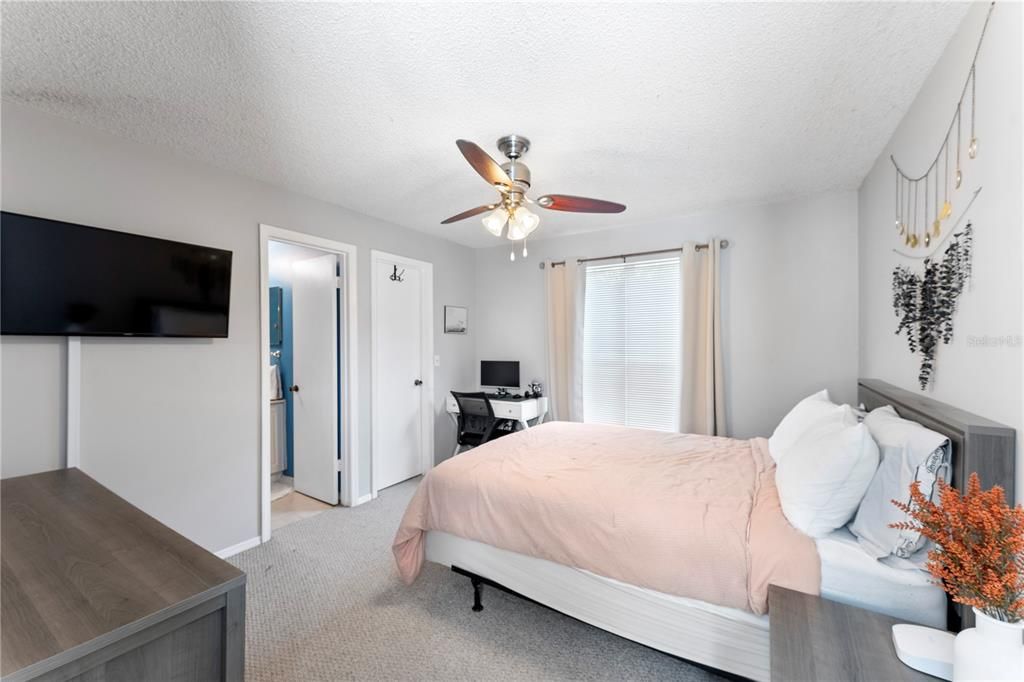 Active With Contract: $179,999 (2 beds, 2 baths, 990 Square Feet)