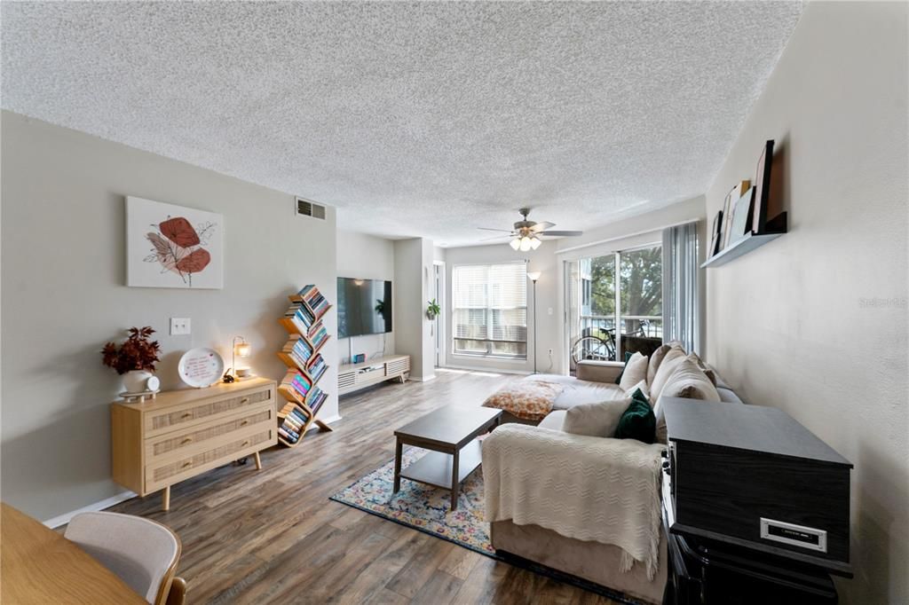 Active With Contract: $179,999 (2 beds, 2 baths, 990 Square Feet)