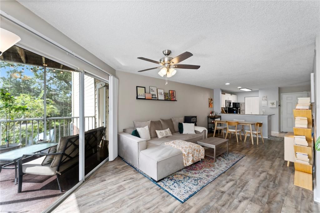 Active With Contract: $179,999 (2 beds, 2 baths, 990 Square Feet)