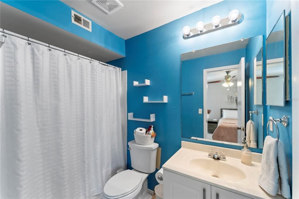 Active With Contract: $179,999 (2 beds, 2 baths, 990 Square Feet)