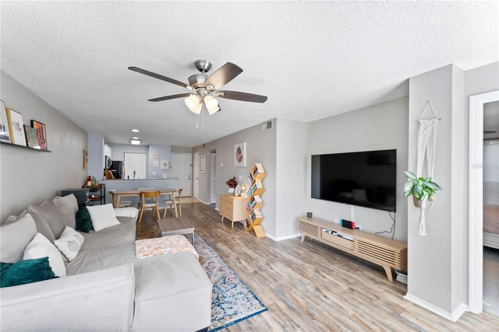 Active With Contract: $179,999 (2 beds, 2 baths, 990 Square Feet)