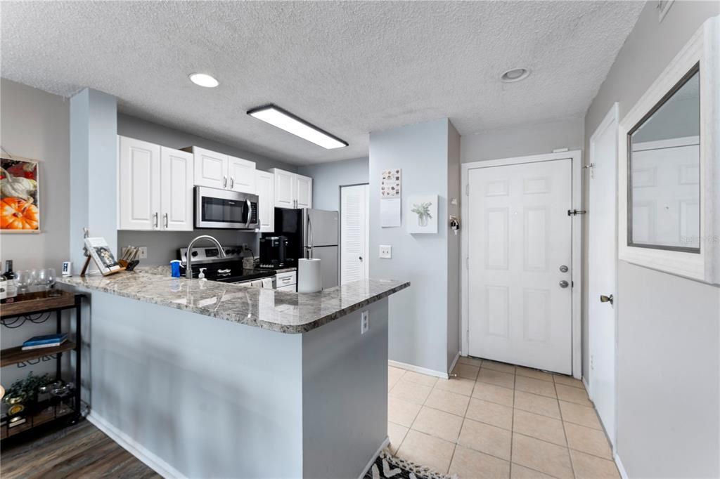 Active With Contract: $179,999 (2 beds, 2 baths, 990 Square Feet)