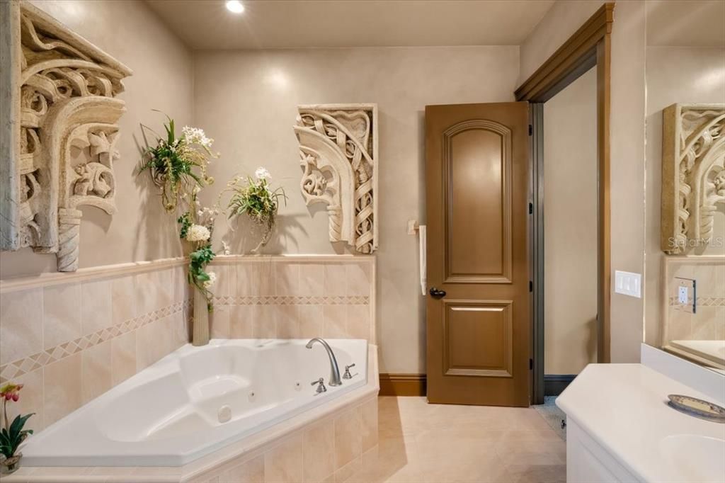 待售: $1,995,000 (6 贝兹, 7 浴室, 8260 平方英尺)