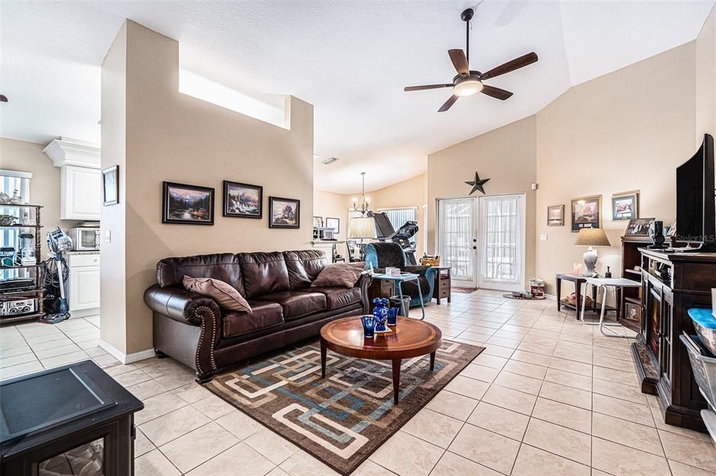 Под контрактом: $385,000 (4 спален, 2 ванн, 1788 Квадратных фут)