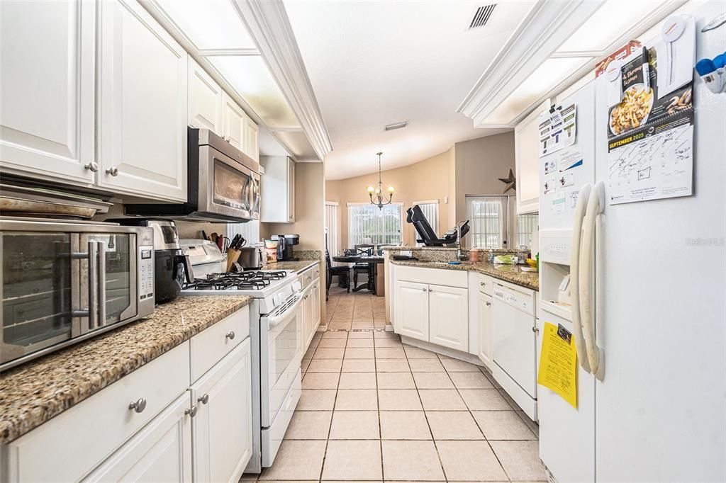 Под контрактом: $385,000 (4 спален, 2 ванн, 1788 Квадратных фут)