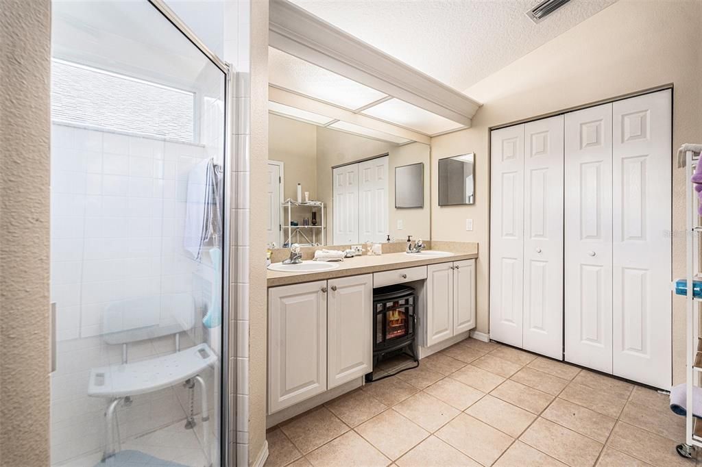 Под контрактом: $385,000 (4 спален, 2 ванн, 1788 Квадратных фут)