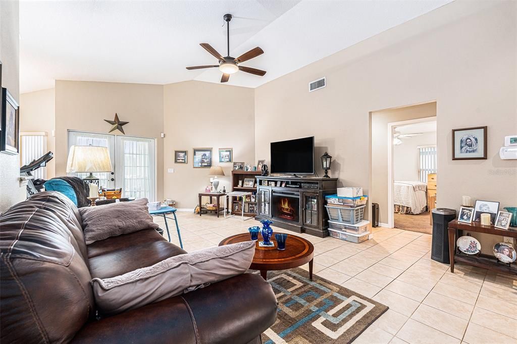 Под контрактом: $385,000 (4 спален, 2 ванн, 1788 Квадратных фут)