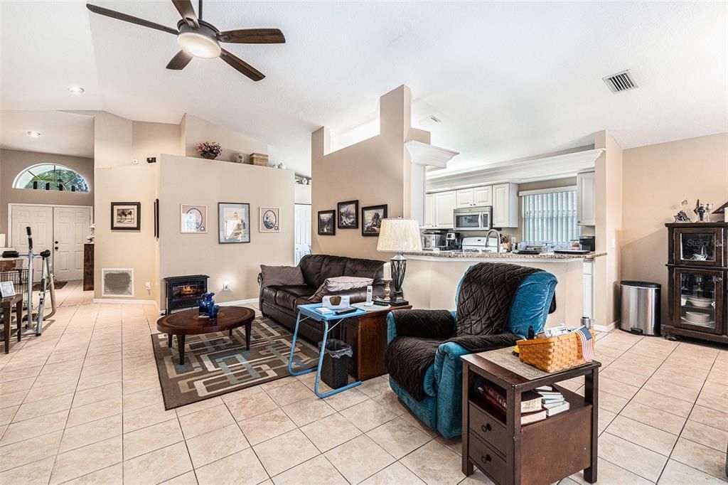 Под контрактом: $385,000 (4 спален, 2 ванн, 1788 Квадратных фут)