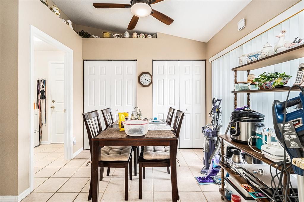 Под контрактом: $385,000 (4 спален, 2 ванн, 1788 Квадратных фут)