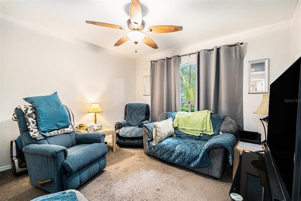 Под контрактом: $385,000 (4 спален, 2 ванн, 1788 Квадратных фут)